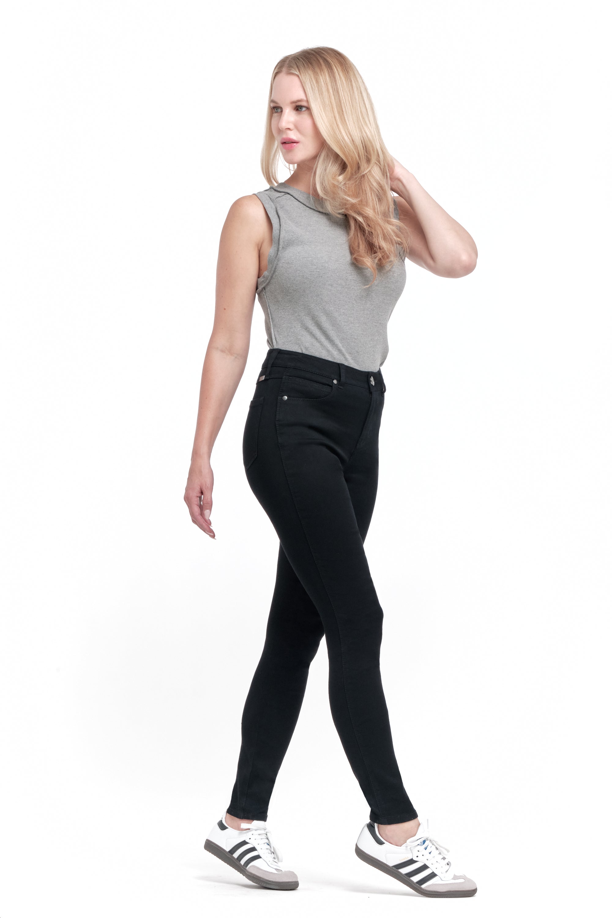 Mia Butter Skinny in Black