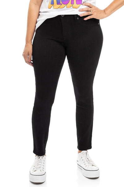 Curvy Butter Ankle Skinny in Black